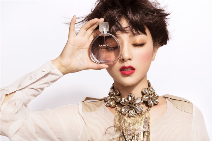 拿香水瓶遮眼的时尚美女