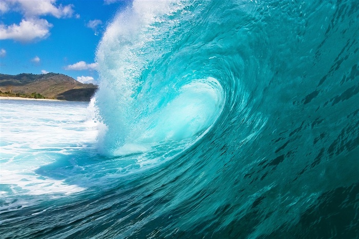 海面上卷起的海浪高清图片