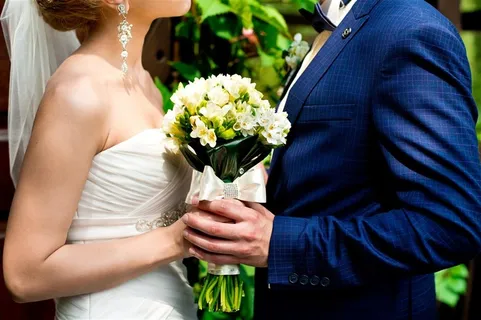 拿着花束的新人夫妻高清摄影图片 拿着花束的新人夫妻高清摄影图片
