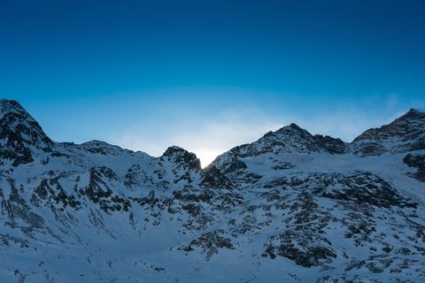 高山多云冬天背景