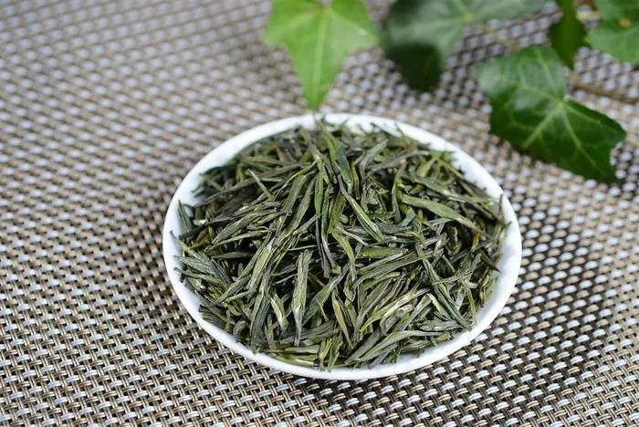 深绿色竹叶青茶叶摄影图片