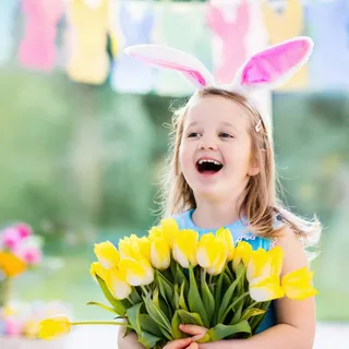 小女孩在兔子耳朵上复活节彩蛋狩猎