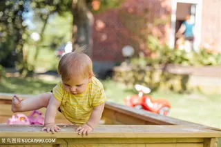 玩耍的可爱宝宝