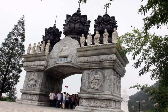 山脚下的古建筑门楼