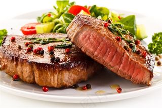 盘子里的烤牛排