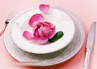 放着花瓣的西餐用具