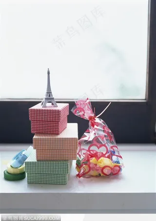 靠近窗台的桌子上摆放的礼品和盒子