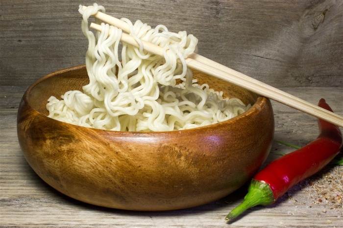 筷子夹起的泡面高清摄影图片