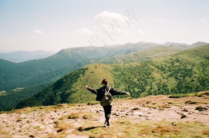 登山旅行人物背影图片