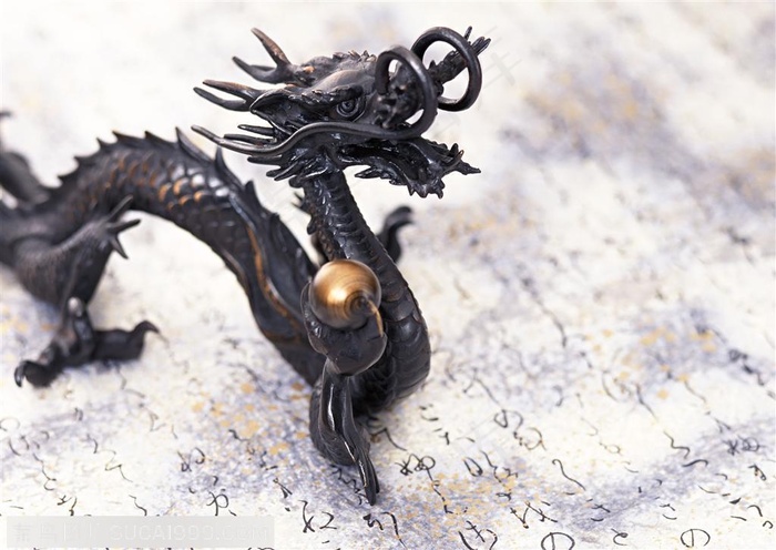 静物龙的特写-在碑文上握着夜明珠盘旋竖立的金属弄的造型