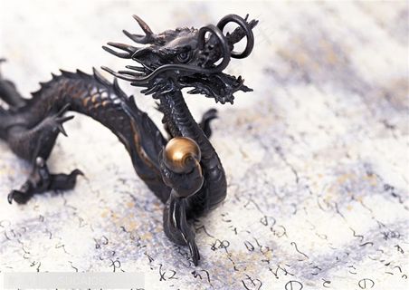静物龙的特写-在碑文上握着夜明珠盘旋竖立的金属弄的造型