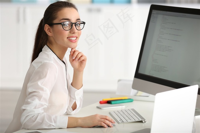 在办公室里工作的女职员高清图片