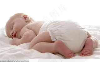 爬着熟睡中的婴儿小宝贝