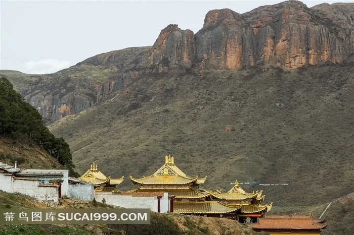 甘南郎木寺高原山脉下的寺院