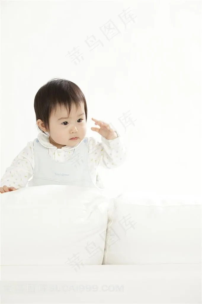 沙发上的可爱宝宝素材