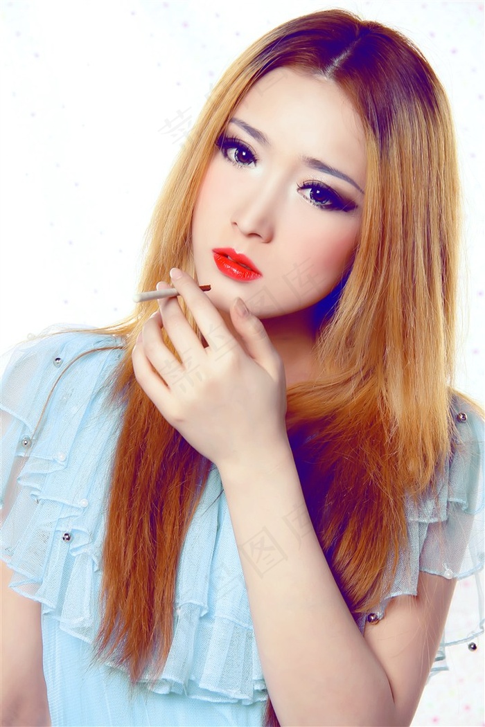 吸烟的青春少女写真图片