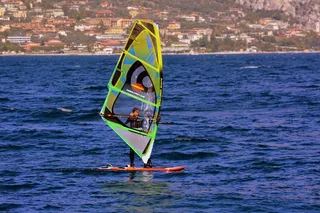 海上帆船运动图片