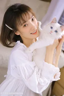 抱着猫的清纯美女高清图片 抱着猫的清纯美女高清图片