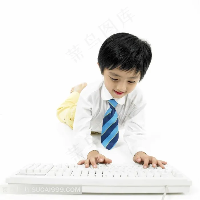 爬着打字的小男孩