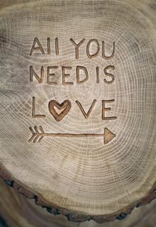 雕刻在木头上的LOVE艺术字图片