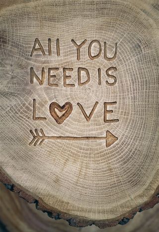 雕刻在木头上的LOVE艺术字图片