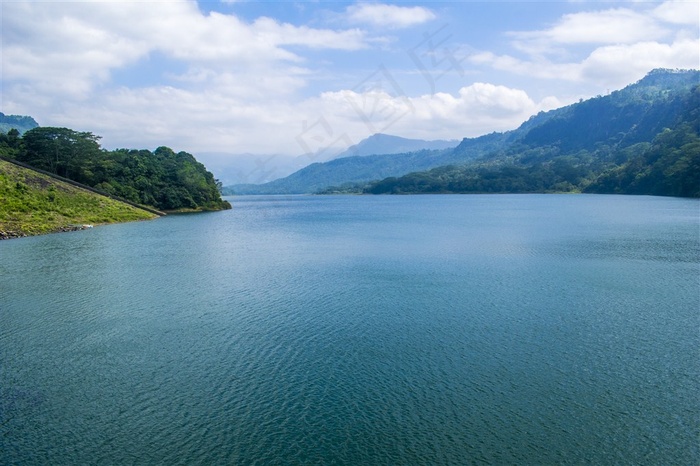 蓝色湖泊自然远景蓝天白云图片素材