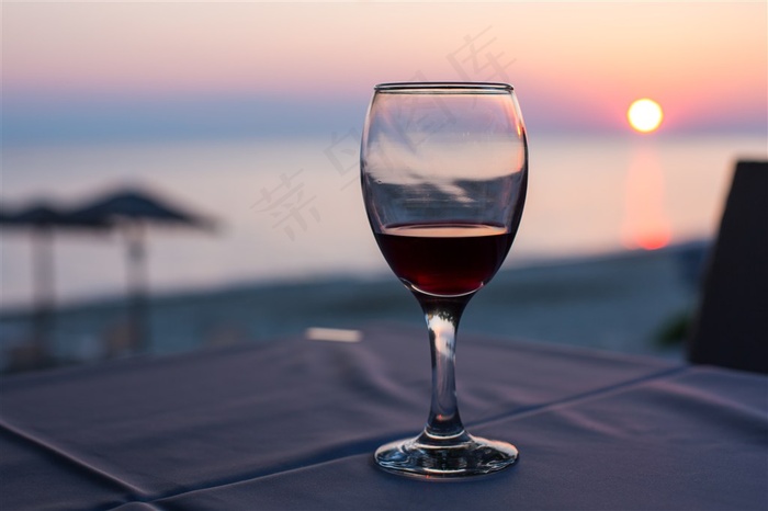 桌子上的葡萄酒