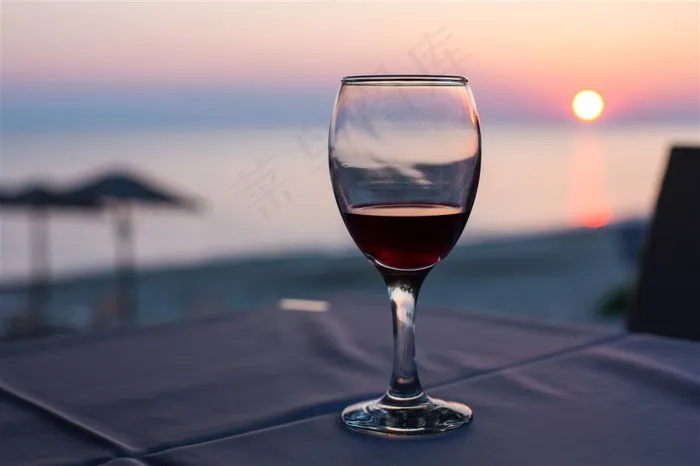 桌子上的葡萄酒