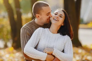 夫妻甜蜜拥抱图片