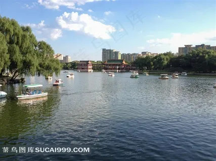 假日北京晴朗天空公园湖面游船