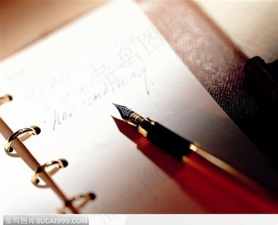 斜放的钢笔和本子