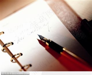 斜放的钢笔和本子