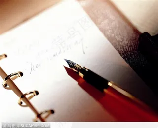 斜放的钢笔和本子