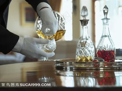 豪华酒店服务员倒香槟酒特写图