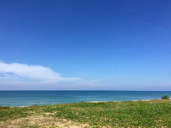 高清蓝天白云海边海滩