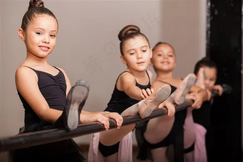 跳舞的女孩高清素材图片