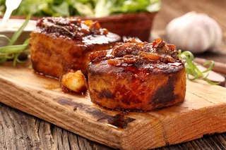 木板上的小块烤肉高清摄影图片