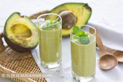 春夏浪漫唯美绿色清新鲜榨牛油果果汁奶昔