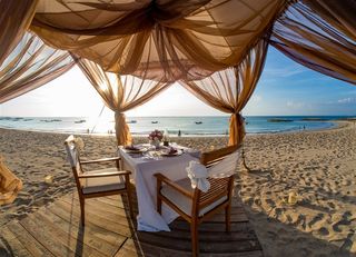 海边浪漫的帐篷图片素材