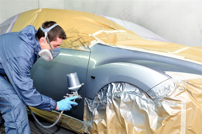 维修汽车的工人