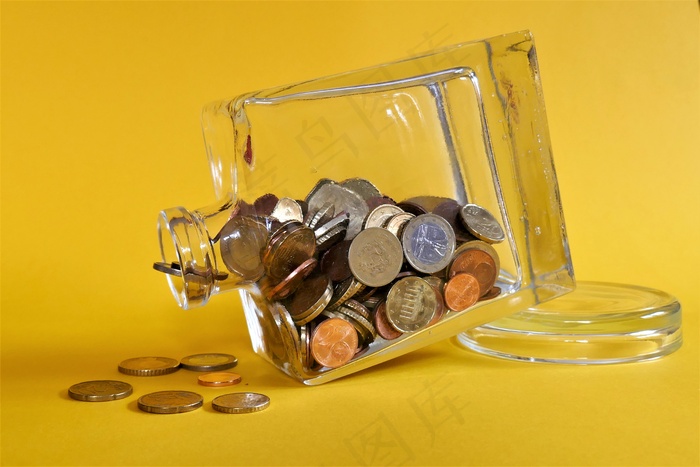存钱罐黄色背景图片