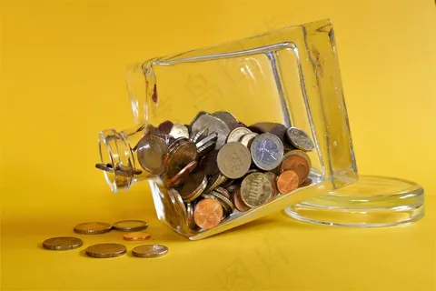 存钱罐黄色背景图片