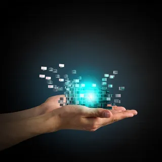 双手中的蓝色小球高清摄影