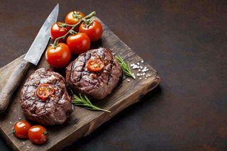 西餐美食牛肉羊肉烤肉扒类番茄食品摄影图