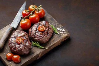 西餐美食牛肉羊肉烤肉扒类番茄食品摄影图