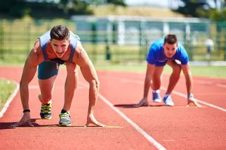 红色跑道上的男人
