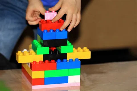 玩积木的小孩 玩积木的小孩