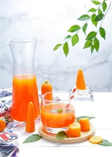 精美家居餐桌上的鲜榨胡萝卜水果果汁和吸管