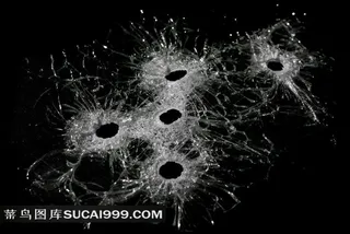 子弹穿透的玻璃