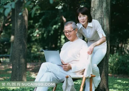 上网的幸福老夫妻摄影